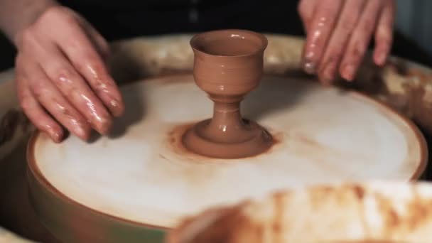 Mãos Trabalhando Argila Roda Oleiro Potter Molda Produto Argila Com — Vídeo de Stock