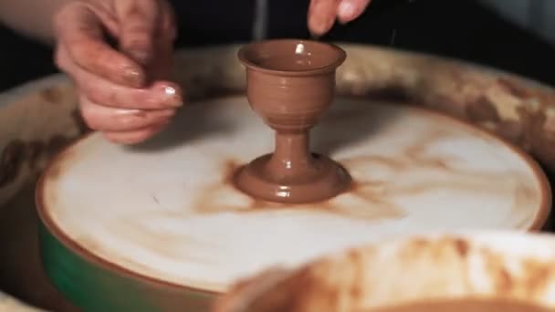 Mãos Trabalhando Argila Roda Oleiro Potter Molda Produto Argila Com — Vídeo de Stock