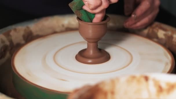 Mãos Trabalhando Argila Roda Oleiro Potter Molda Produto Argila Com — Vídeo de Stock