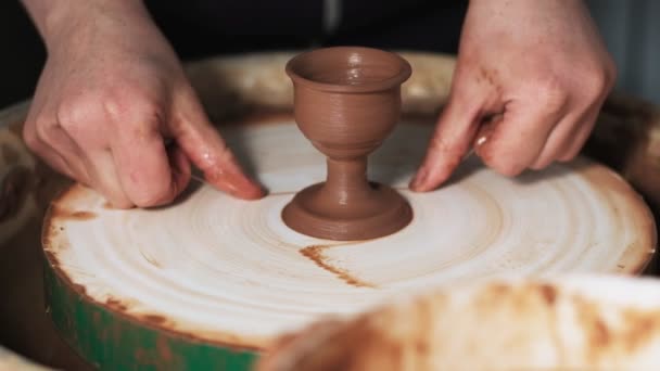 Mãos Trabalhando Argila Roda Oleiro Potter Molda Produto Argila Com — Vídeo de Stock