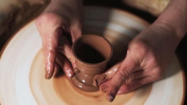 Ruce Pracujíc Hrnčířském Kole Potter Tvaruje Hliněný Výrobek Keramickými Nástroji — Stock video