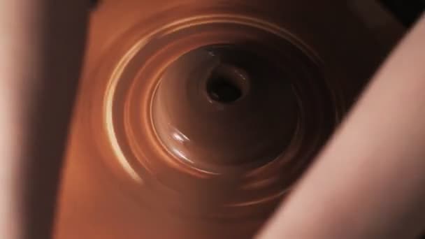 Mãos Trabalhando Argila Roda Oleiro Potter Molda Produto Argila Com — Vídeo de Stock