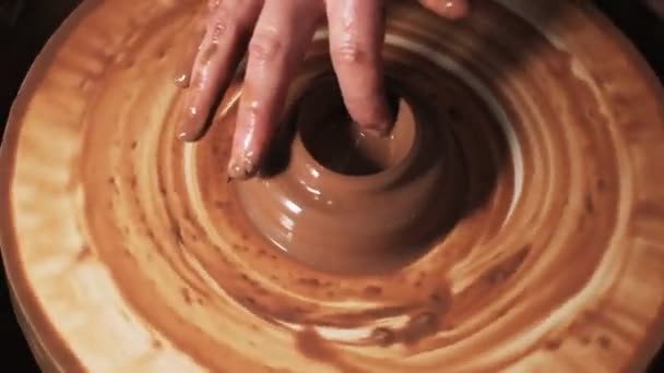 Ręce Pracujące Kole Garncarskim Garncarz Kształtuje Produkt Gliniany Narzędzi Ceramicznych — Wideo stockowe
