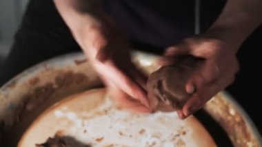 Eller çömlekçi çarkında çalışıyor. Potter çömlekçinin çarkındaki çömlek aletleriyle kil ürünü şekillendiriyor, el işi fabrikası özgün. Kapatın. 4k