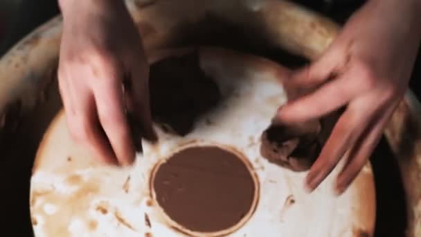 Mâinile Lucrând Lut Roata Olarului Potter Modelează Produsul Din Lut — Videoclip de stoc