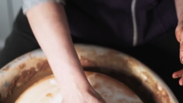 Eller Çömlekçi Çarkında Çalışıyor Potter Çömlekçinin Çarkındaki Çömlek Aletleriyle Kil — Stok video