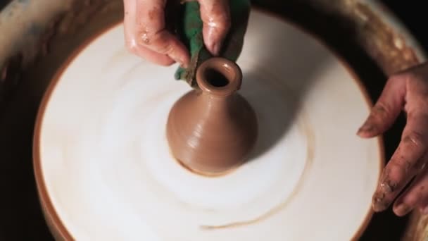 Mãos Trabalhando Argila Roda Oleiro Potter Molda Produto Argila Com — Vídeo de Stock