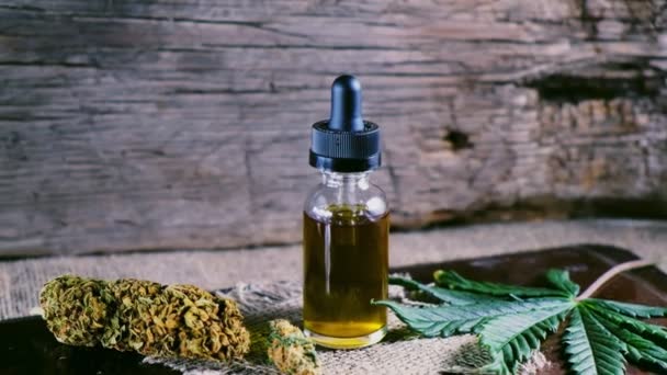 Флакон Крапельницею Концентру Конопель Cbd Стоїть Поруч Сушеними Марихуанськими Бруньками — стокове відео