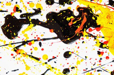 Soyut ifade renkli sıçrama arkaplanı. parlak suluboya arkaplan çizimi. Damlatma tekniği. siyah ve beyaz ve kırmızı ve sarı. yatay yönelim.