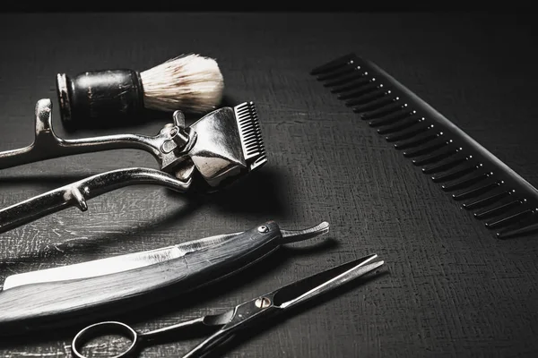 Черной Поверхности Старые Парикмахерские Инструменты Винтажные Ручные Волосы Клиппер Гребень — стоковое фото