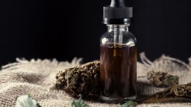 Brunt Medicinskt Cannabishartsextrakt Flaska Med Medicindropper Bredvid Marijuana Knoppar Och — Stockvideo