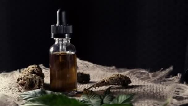 Bruine Medische Cannabis Hars Extract Fles Medicijndruppelaar Naast Marihuana Knoppen — Stockvideo