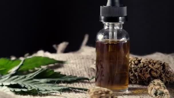 Bruine Medische Cannabis Hars Extract Fles Medicijndruppelaar Naast Marihuana Knoppen — Stockvideo