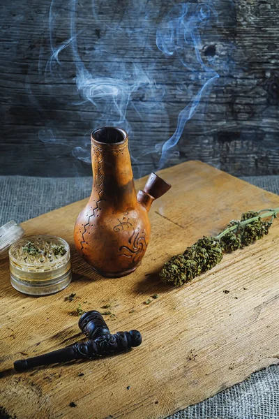 Oude Bruine Gestoomde Bong Open Cannabis Molen Met Gehakt Marihuana — Stockfoto