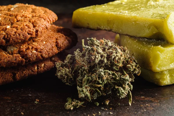 Kekse Mit Marihuana Und Cannabisbutter Und Knospe Auf Rostigem Metallhintergrund — Stockfoto