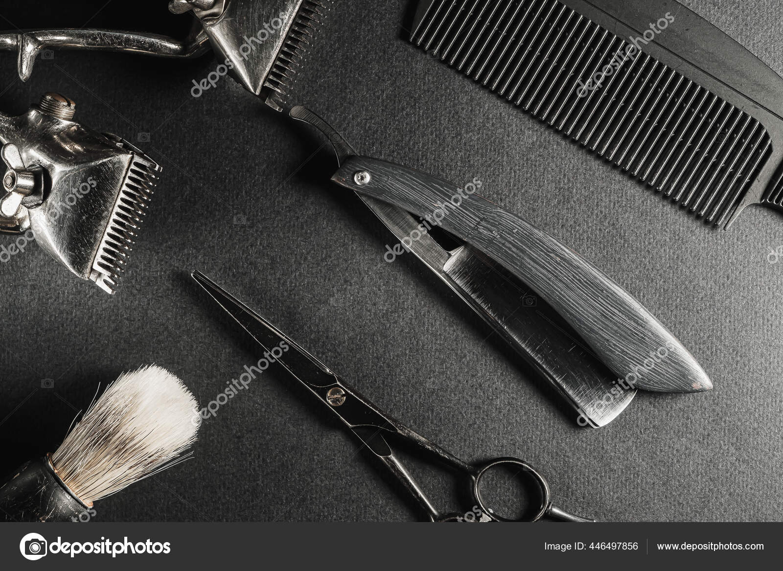 Sobre una superficie negra están las viejas herramientas de