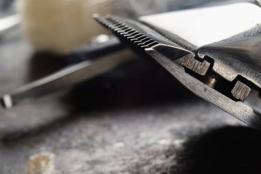 Paslı bir yüzeyde eski kuaför aletleri vardır. Manüel makas, jilet, tıraş fırçası. Kapat. Kırsal kesim. yatay oryantasyon. Boşluğu kopyala.