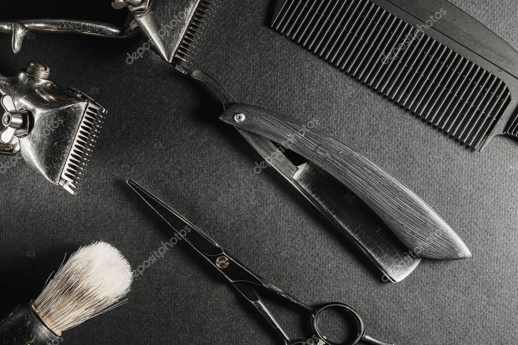 Sobre una superficie negra están las viejas herramientas de