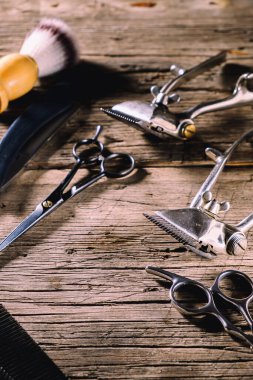 Köy ahşabı eskimiş arka planda eski berber aletleri