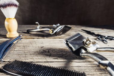 Köy ahşap bir yüzeyde eski berber aletleri vardır. Klasik manuel saç kesme makinesi tıraş fırçası tıraş fırçası tıraş fırçası saç kesme makası. yatay.