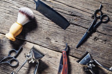 Köy ahşap bir yüzeyde eski berber aletleri vardır. Klasik manuel saç kesme makinesi tıraş fırçası tıraş fırçası tıraş fırçası saç kesme makası. yatay.