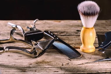 Köy ahşap bir yüzeyde eski berber aletleri vardır. Klasik manuel saç kesme makinesi tıraş fırçası tıraş fırçası tıraş fırçası saç kesme makası. yatay.