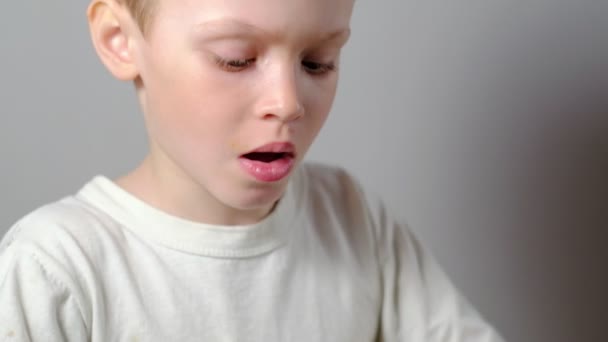 Sjuårig Pojke Nedsmutsad Lera Koncentrerar Sig Att Göra Lerprodukt Ett — Stockvideo