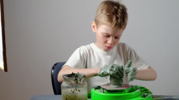 Een Zevenjarige Jongen Bevuild Klei Concentreert Zich Het Maken Van — Stockvideo