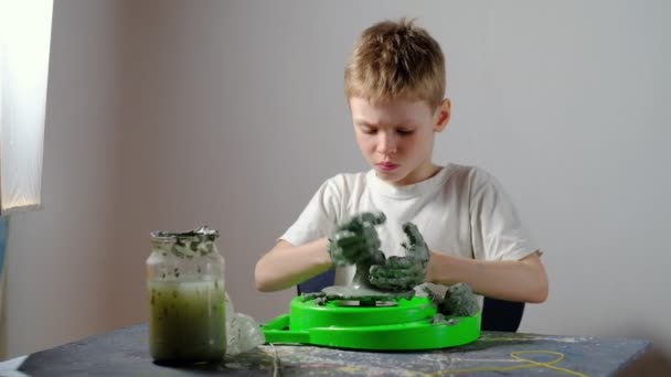 Een Zevenjarige Jongen Bevuild Klei Concentreert Zich Het Maken Van — Stockvideo