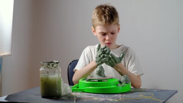 Een Zevenjarige Jongen Bevuild Klei Concentreert Zich Het Maken Van — Stockvideo