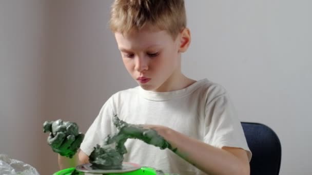 Menino Sete Anos Sujo Barro Está Concentrando Fazer Produto Barro — Vídeo de Stock