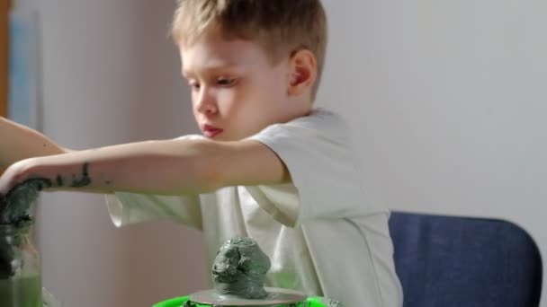 Ένα Επτάχρονο Αγόρι Λερωμένο Πηλό Επικεντρώνεται Στην Κατασκευή Ενός Πήλινου — Αρχείο Βίντεο