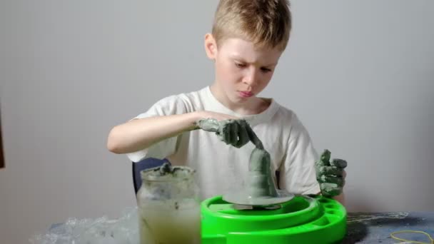 Sjuårig Pojke Nedsmutsad Lera Koncentrerar Sig Att Göra Lerprodukt Ett — Stockvideo