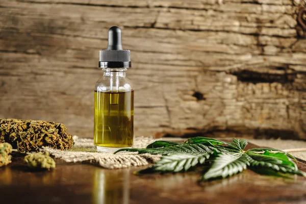 Флакон Крапельницею Концентру Конопель Cbd Стоїть Поруч Сушеними Марихуанськими Бруньками Стокове Фото