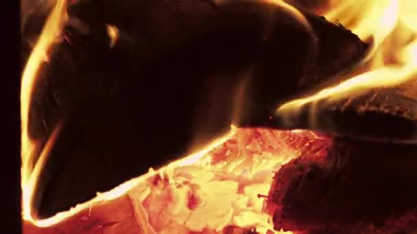 Brinnande ved i spisen eller öppen spis. brand närbild. — Stockvideo