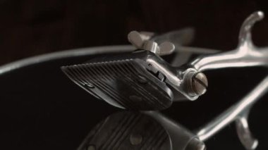 Siyah bir yüzeyde eski berber aletleri vardır. Klasik manuel saç makası. siyah monokrom. Berber dükkanı geçmişi.