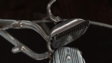 Siyah bir yüzeyde eski berber aletleri vardır. Klasik manuel saç makası. siyah monokrom. Berber dükkanı geçmişi.