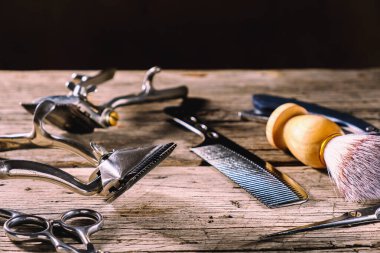 Köy ahşap bir yüzeyde eski berber aletleri vardır. Klasik manuel saç kesme makinesi tıraş fırçası tıraş fırçası tıraş fırçası saç kesme makası. yatay.