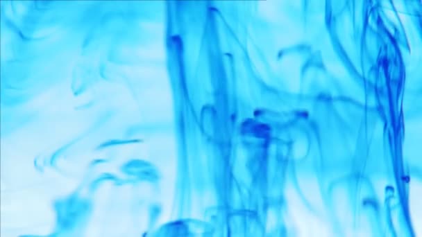 Tinta de tinta de cor azul cai na água vídeo em câmera lenta com espaço de cópia. Nuvem de tinta rodopiando subaquática. — Vídeo de Stock
