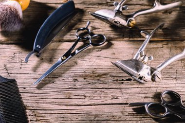 Köy ahşap bir yüzeyde eski berber aletleri vardır. Klasik manuel saç kesme makinesi tıraş fırçası tıraş fırçası tıraş fırçası saç kesme makası. yatay.