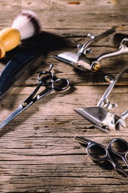 Köy ahşap bir yüzeyde eski berber aletleri vardır. Klasik manuel saç kesme makinesi tıraş fırçası tıraş fırçası tıraş fırçası saç kesme makası. Dikey