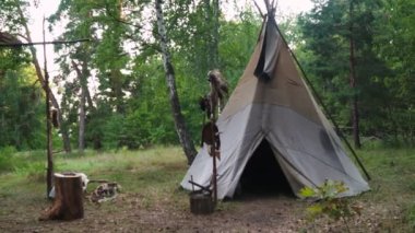 Kızılderililerin orman evi. Wigwam Kızılderili çadırı. Göçebe kabilelerin hayatı. Wigwam ormanda duruyor. Göçebe insanların kulübesi. Kızılderililerin evi. Tippi namı diğer ormanda..