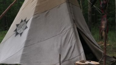 Kızılderililerin orman evi. Wigwam Kızılderili çadırı. Göçebe kabilelerin hayatı. Wigwam ormanda duruyor. Göçebe insanların kulübesi. Kızılderililerin evi. Tippi namı diğer ormanda..
