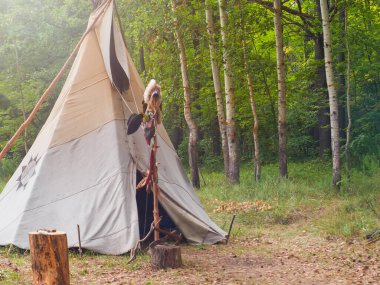 Kızılderililerin orman evi. Wigwam Kızılderili çadırı. Göçebe kabilelerin hayatı. Wigwam ormanda duruyor. Göçebe insanların kulübesi. Kızılderililerin evi. Tippi namı diğer ormanda..