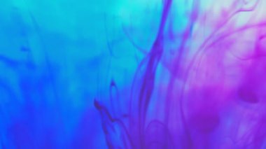 Mavi ve kırmızı renkli mürekkep, suda yavaş çekimde fotokopi alanı ile birlikte düşer. Su altında dönen mürekkepli bulut. 4k