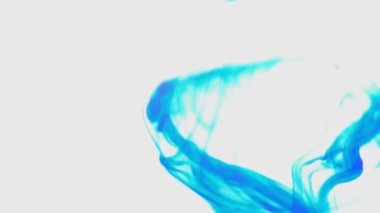 Mavi renkli mürekkep, suda yavaş çekimde fotokopi alanı ile birlikte düşer. Su altında dönen mürekkepli bulut. 4k