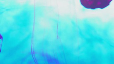Mavi ve kırmızı renkli mürekkep, suda yavaş çekimde fotokopi alanı ile birlikte düşer. Su altında dönen mürekkepli bulut. 4k