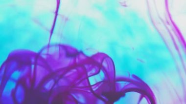 Mavi ve kırmızı renkli mürekkep, suda yavaş çekimde fotokopi alanı ile birlikte düşer. Su altında dönen mürekkepli bulut. 4k
