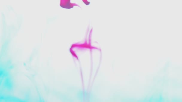 蓝色和红色颜料油墨滴在水中的慢动作视频与复制空间 墨水云在水下旋转 — 图库视频影像