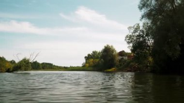 Yazın nehir. Sudaki ağaçların yansıması. Sudan gelen panorama. Yaz nehri manzarası. 4k